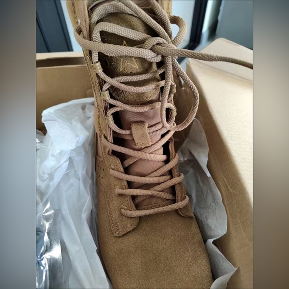 China's first-tier brand new brown training boots for men 9.9 percent new - Picture 1 of 8